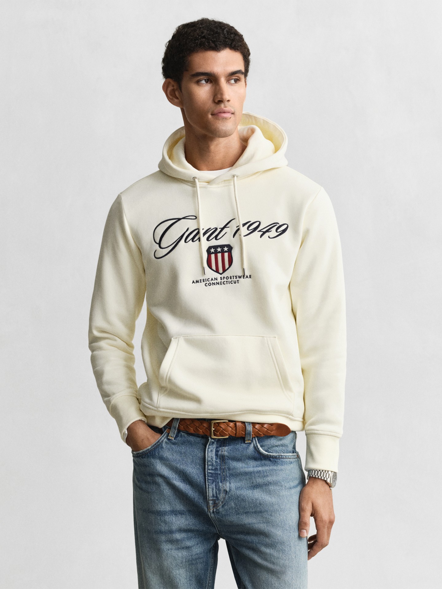 Sweatshirt com Capuz e Bordado