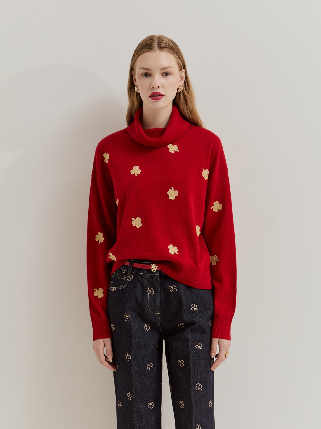 Camisola de L com Gola Alta e Bordados