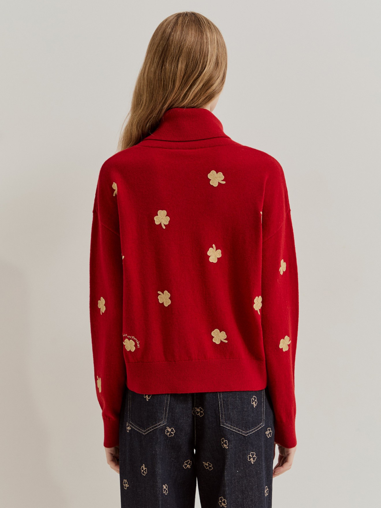 Camisola de L com Gola Alta e Bordados