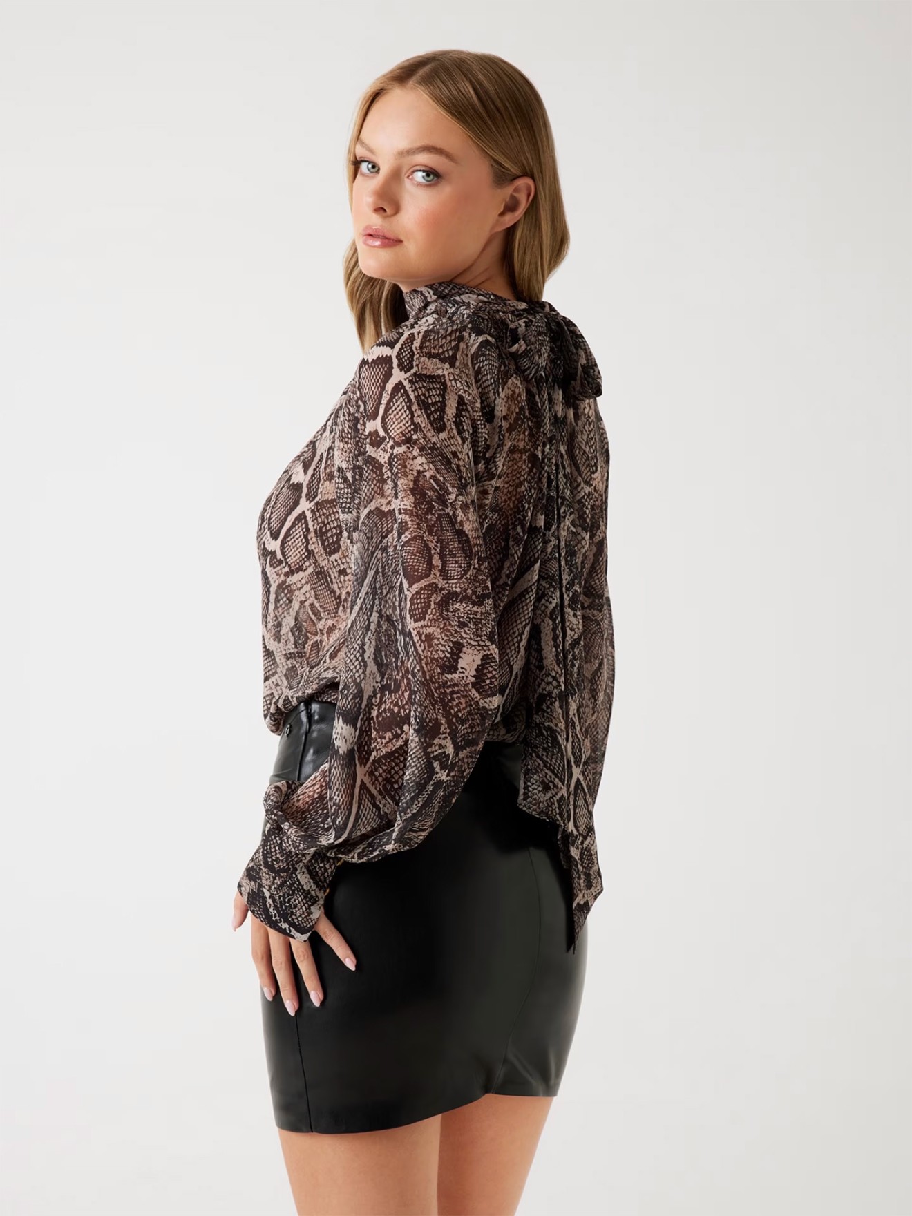 Blusa de Renda com La�o
