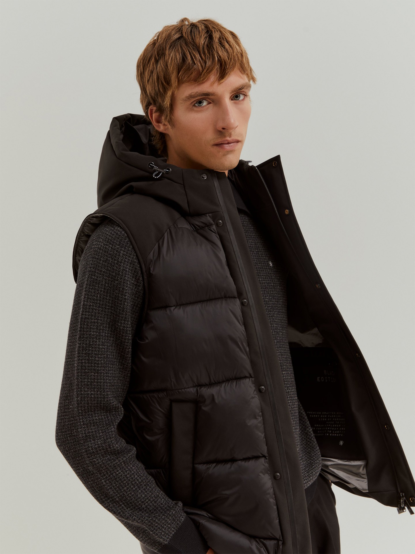 Colete Acolchoado com Capuz