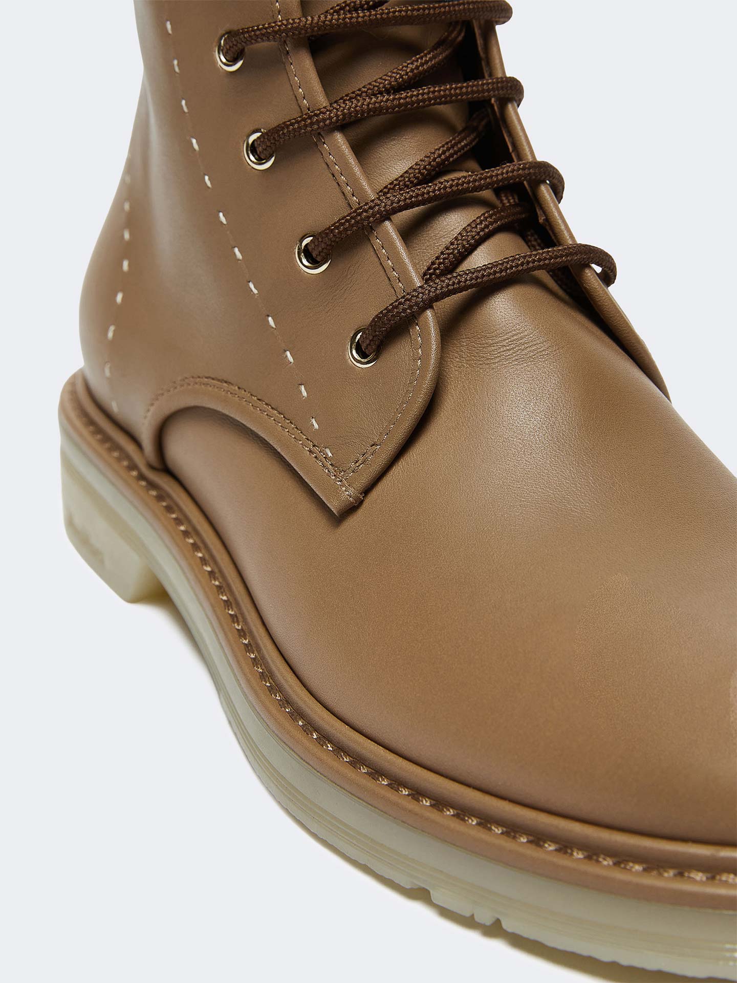 Botas em Pele com Atacadores e Fecho