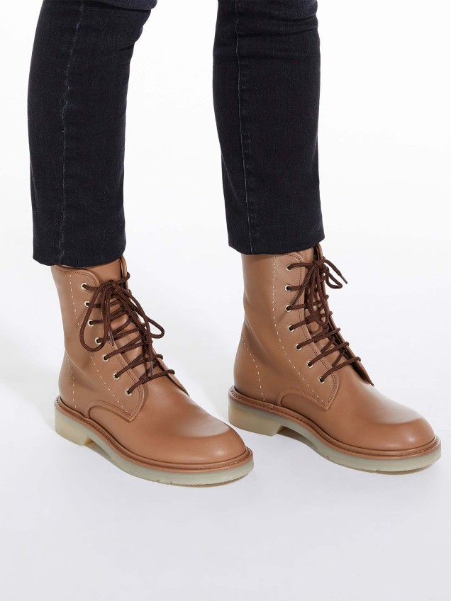 Botas em Pele com Atacadores e Fecho