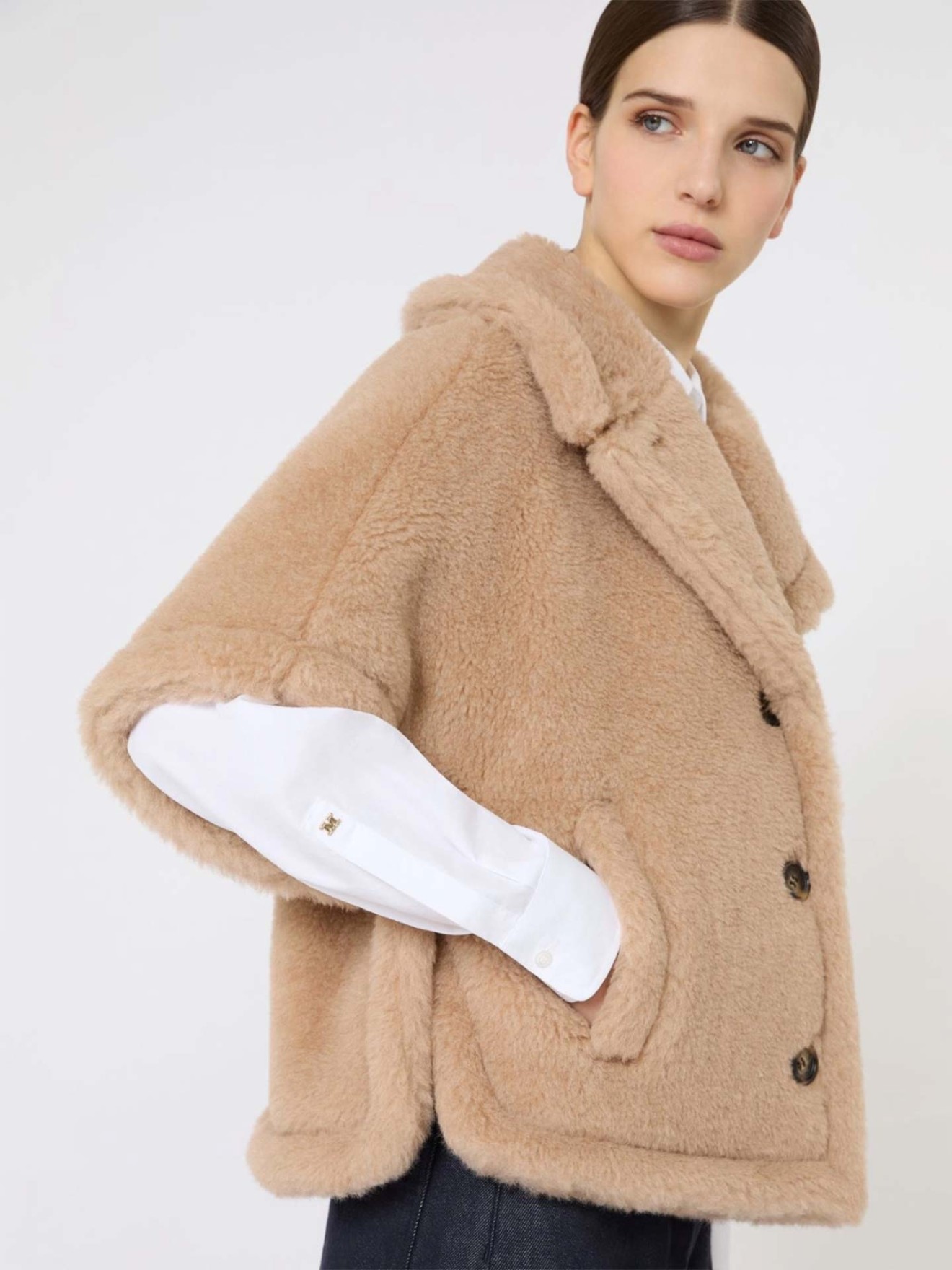 Capa Curta em Tecido Teddy MXACORVINO4