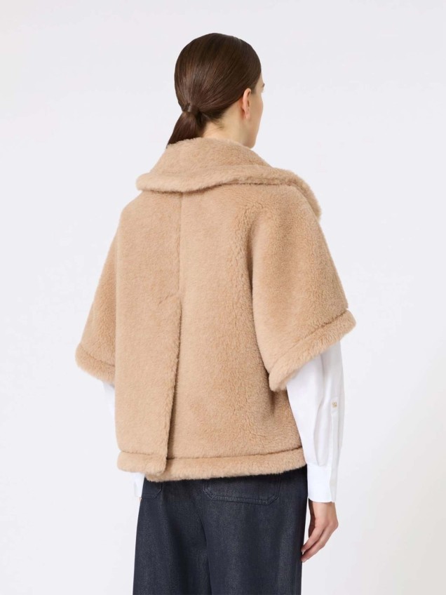 Capa Curta em Tecido Teddy MXACORVINO4