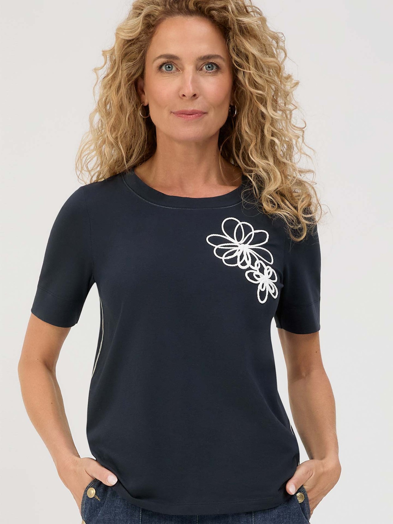 T-shirt com Bordado Floral Dinia