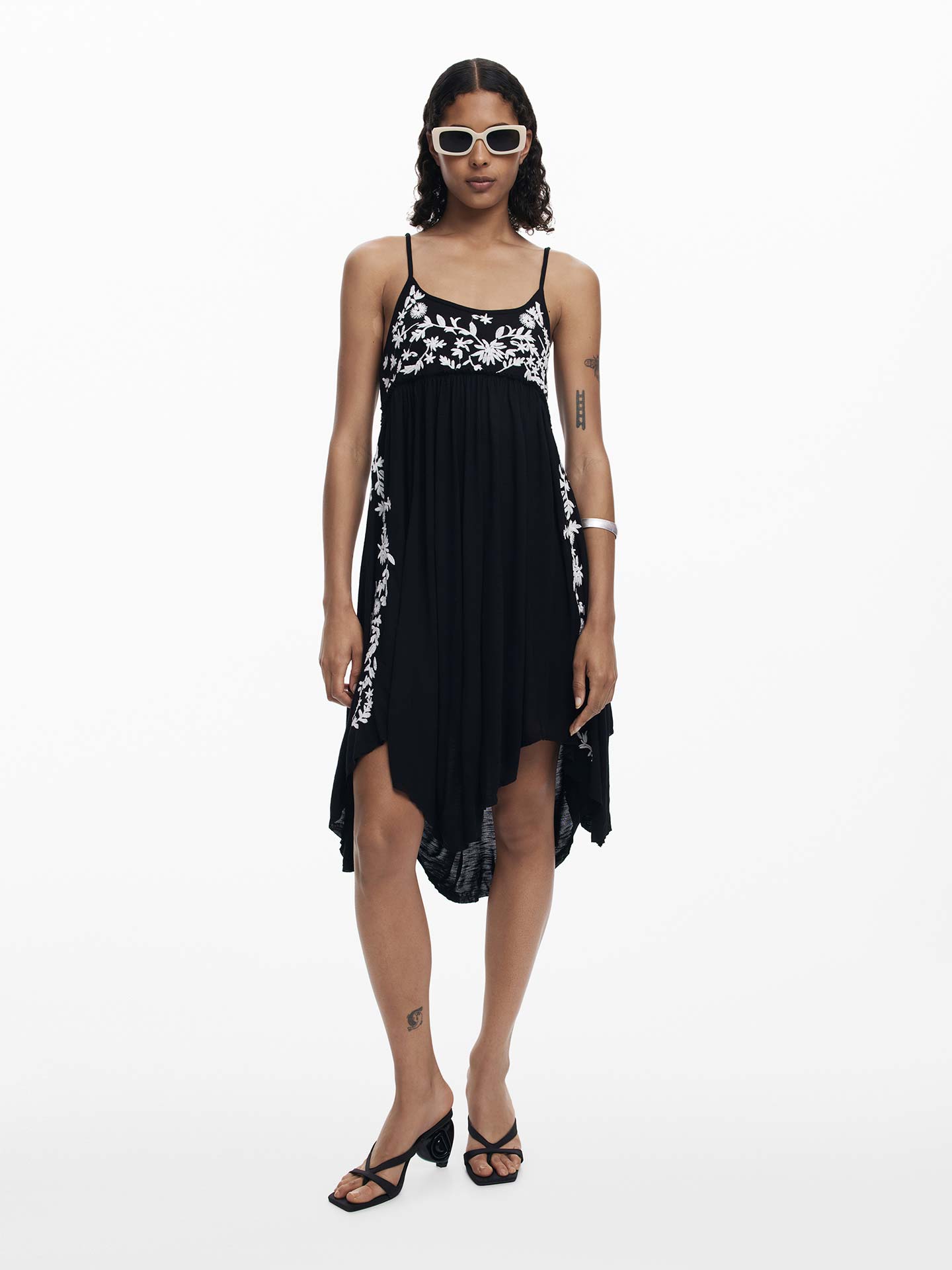 Vestido Assimétrico com Bordado Floral