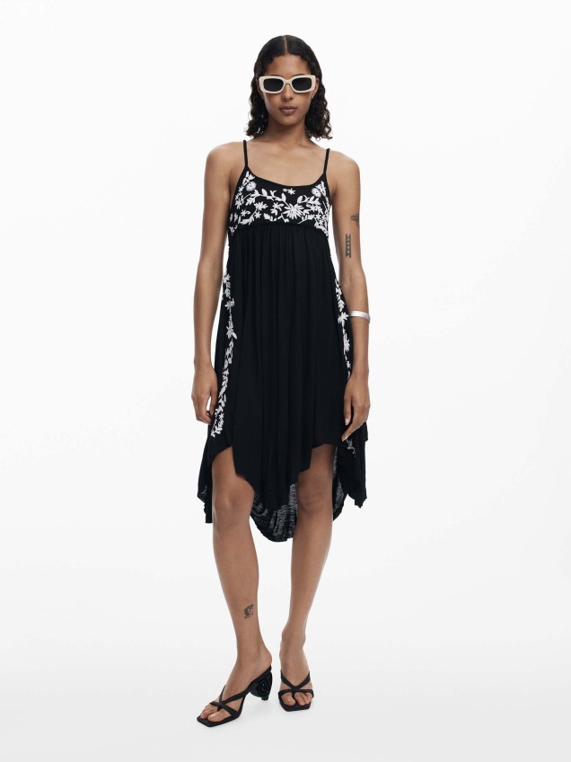 Vestido Assimétrico com Bordado Floral