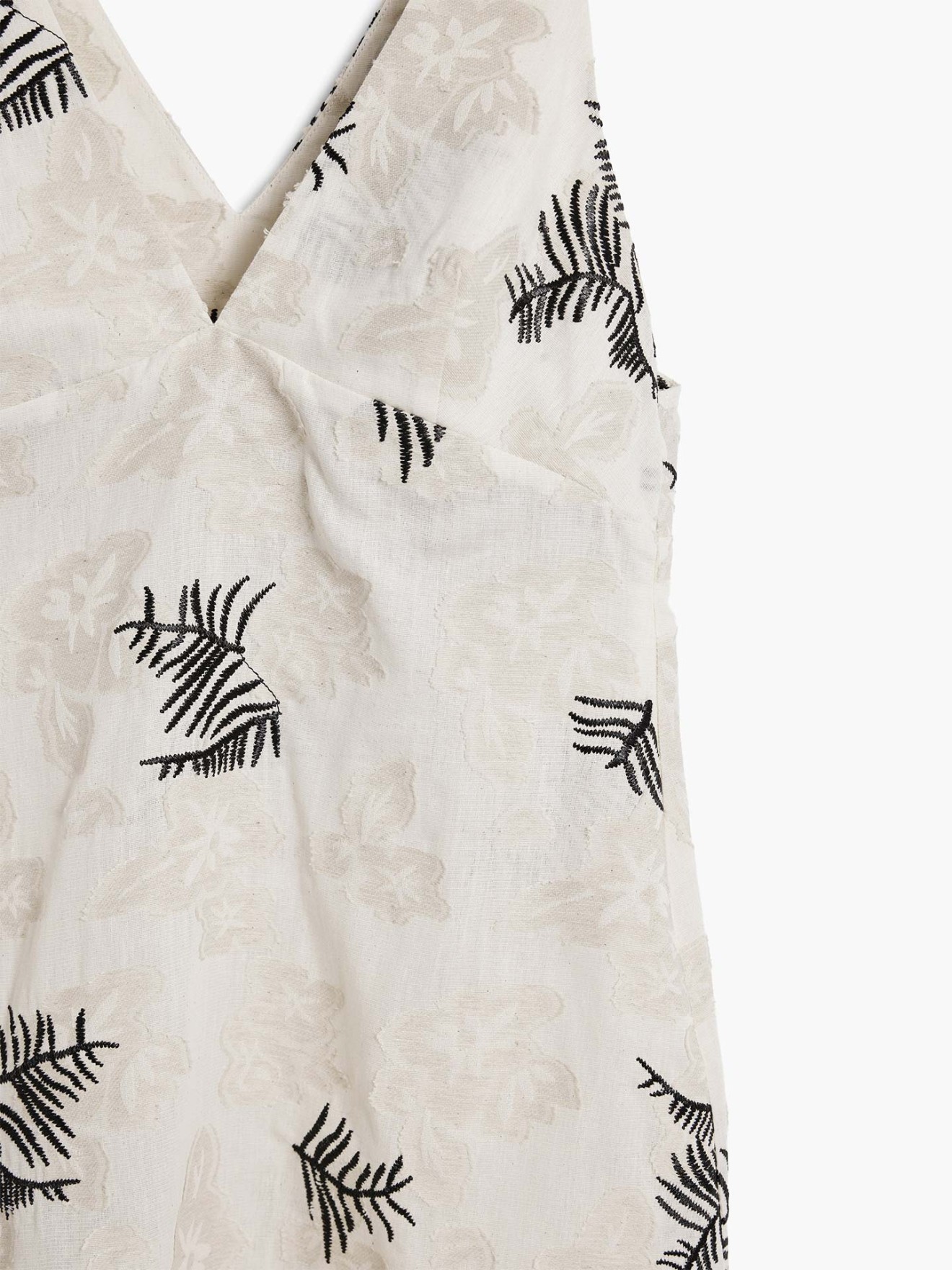 Vestido Curto com Padr�o e Bordados