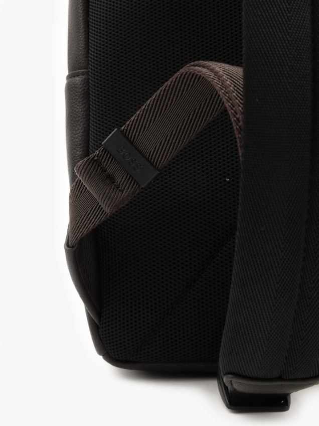 Mochila em Material Sintético Granulado