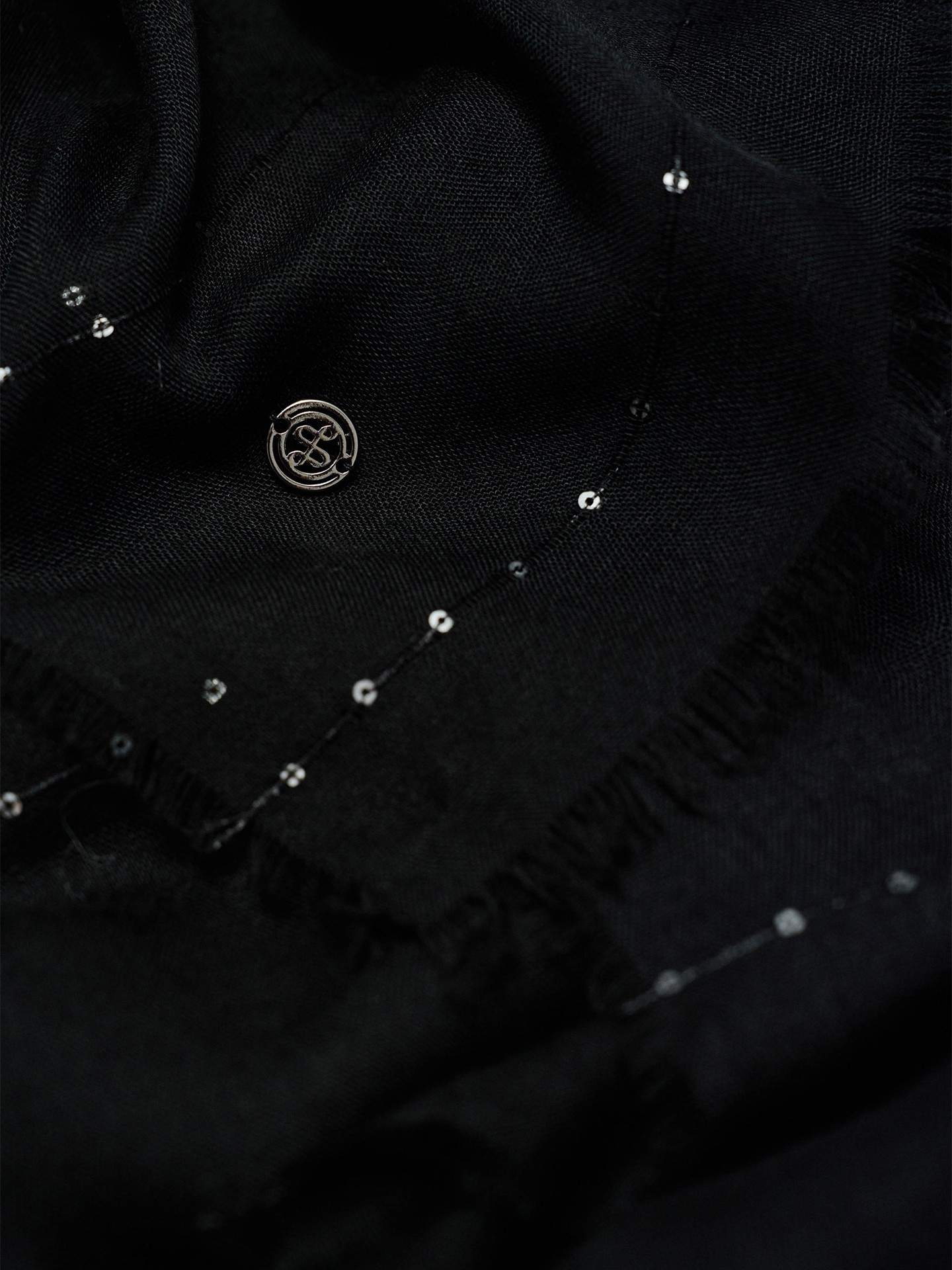 Écharpe com Lantejoulas e Acabamento em Franjas