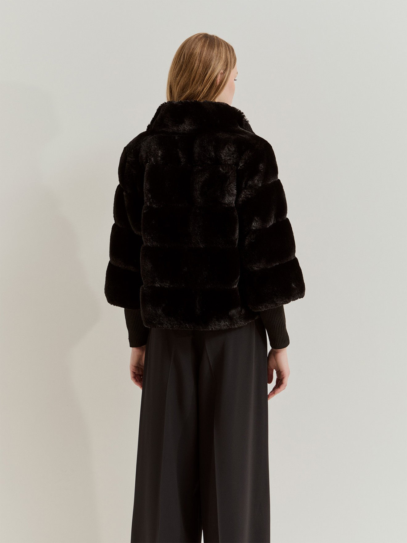 Casaco Curto de Pelo Sintético