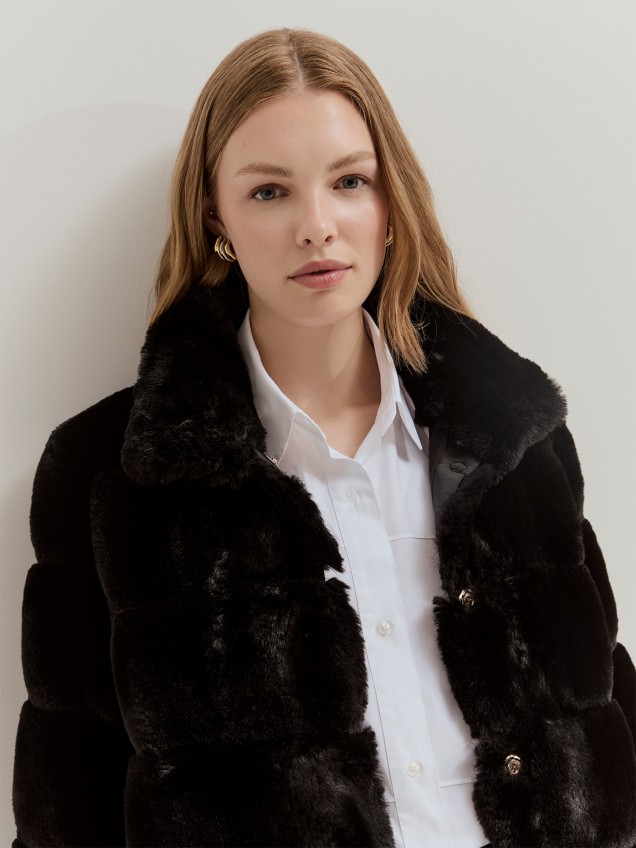 Casaco Curto de Pelo Sintético