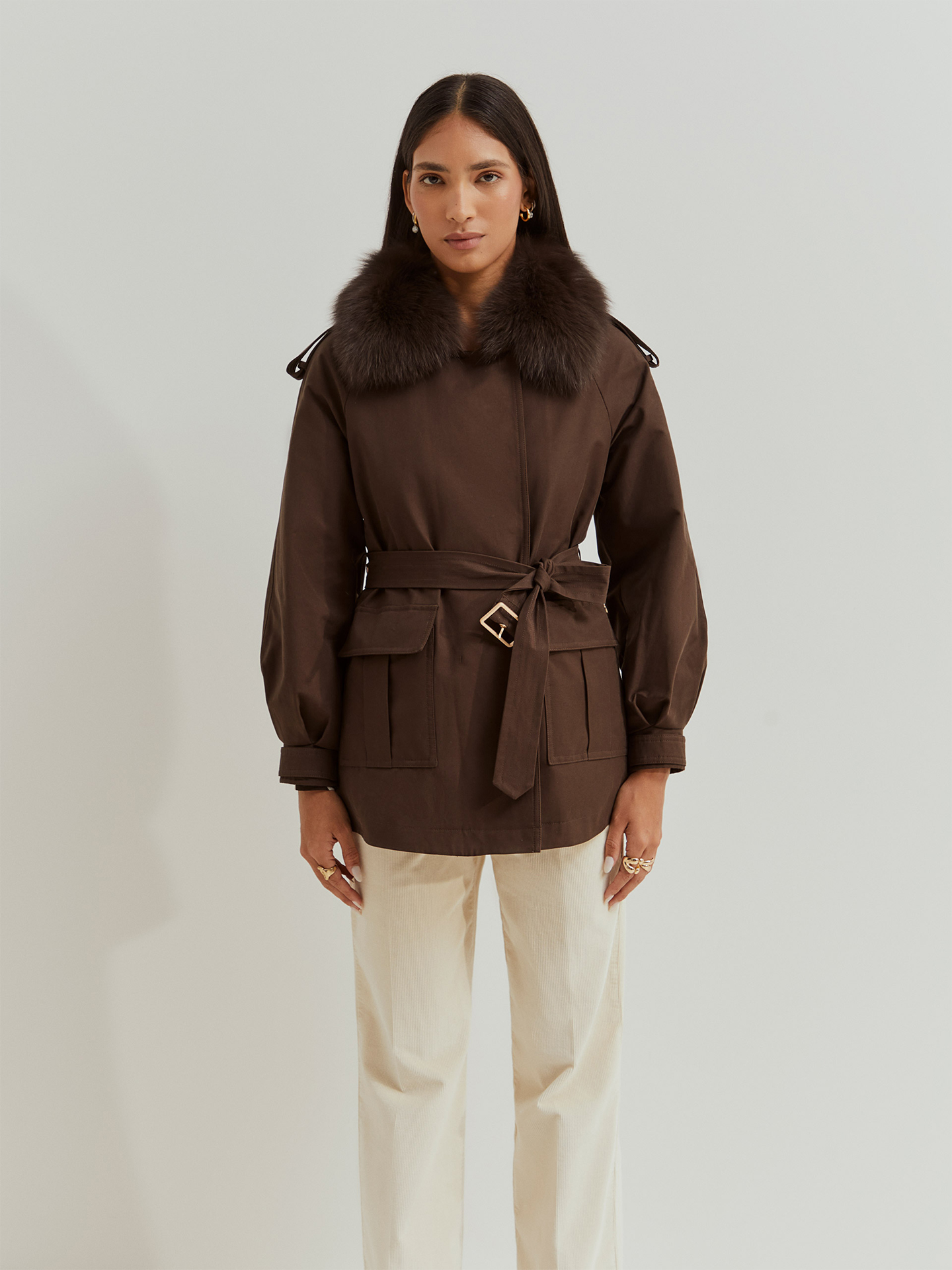 Blusão Acolchoado com Gola de Pelo e Cinto