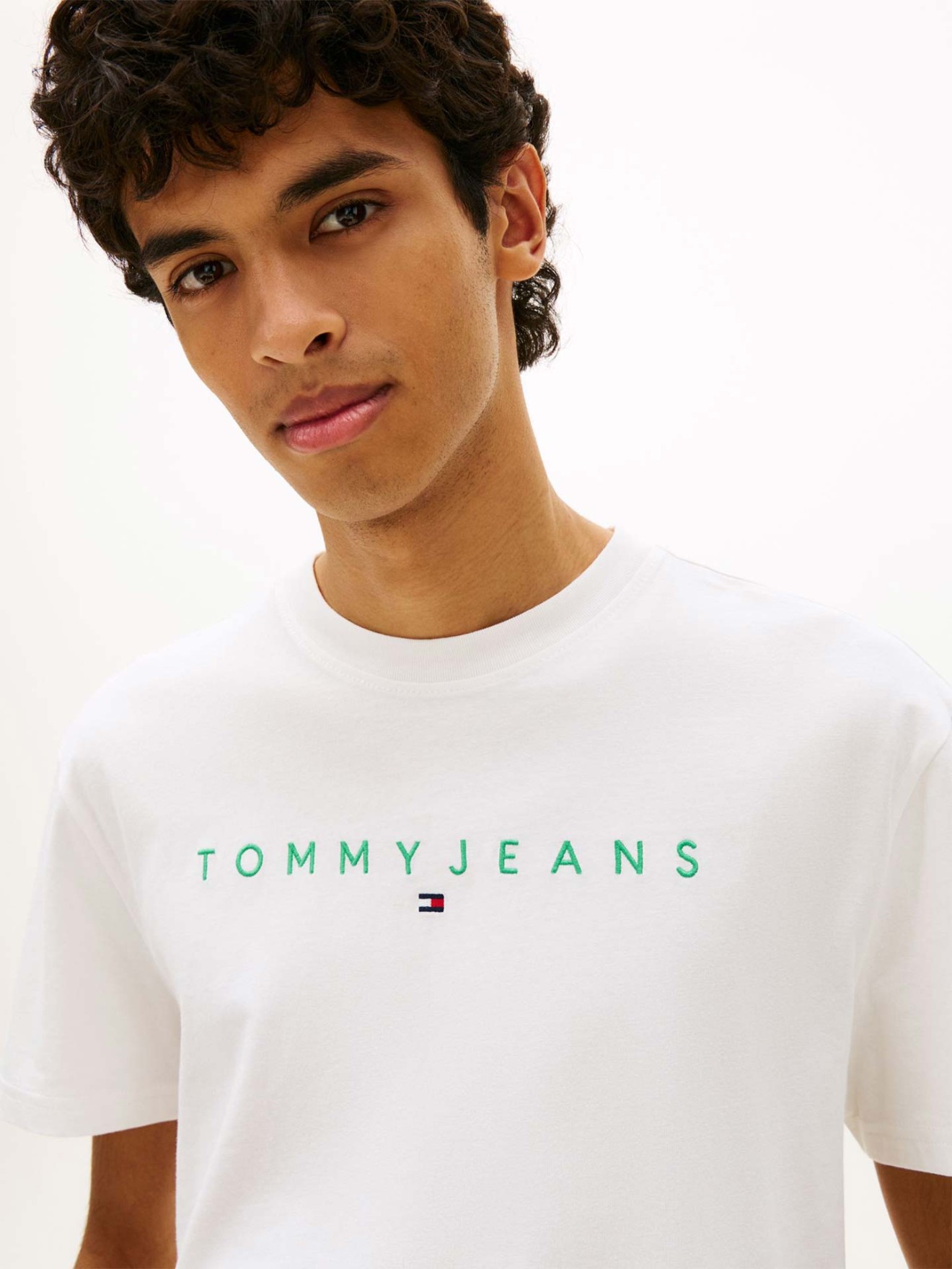 T-shirt com Log�tipo Bordado