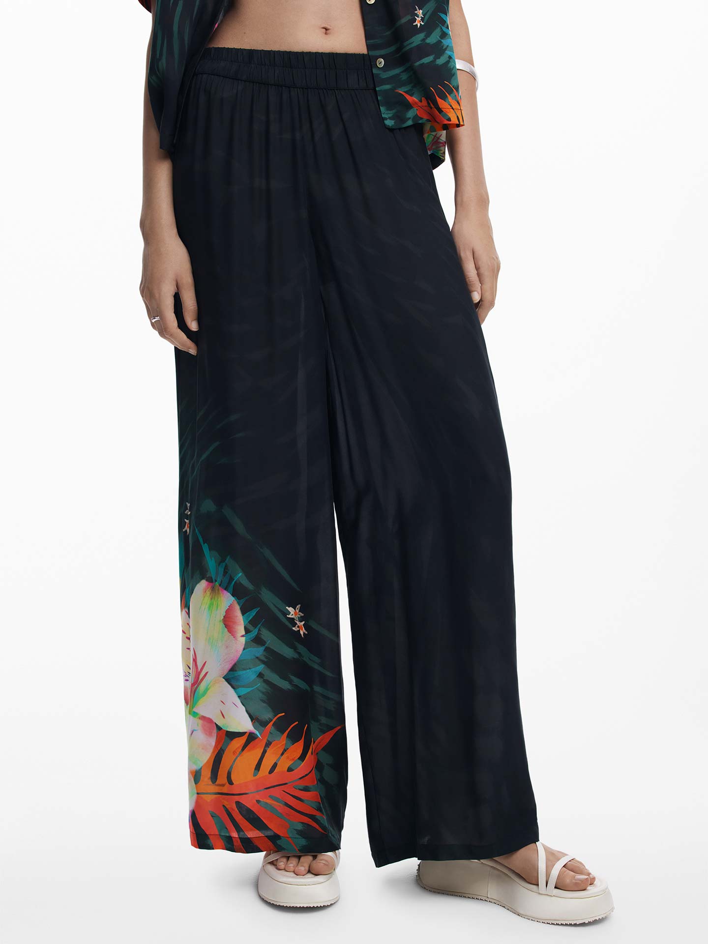 Calças Fluidas com Estampado Tropical