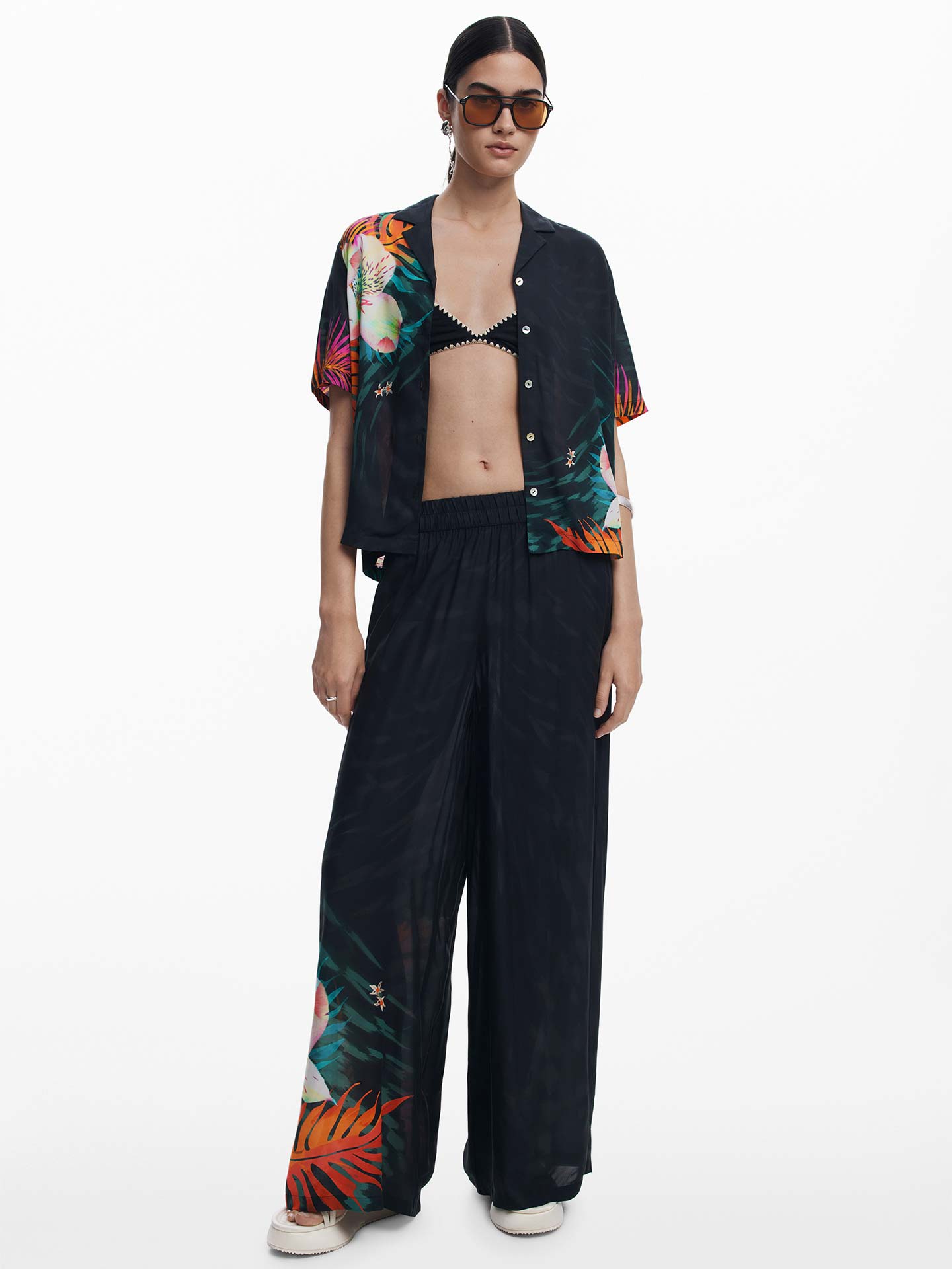 Calças Fluidas com Estampado Tropical