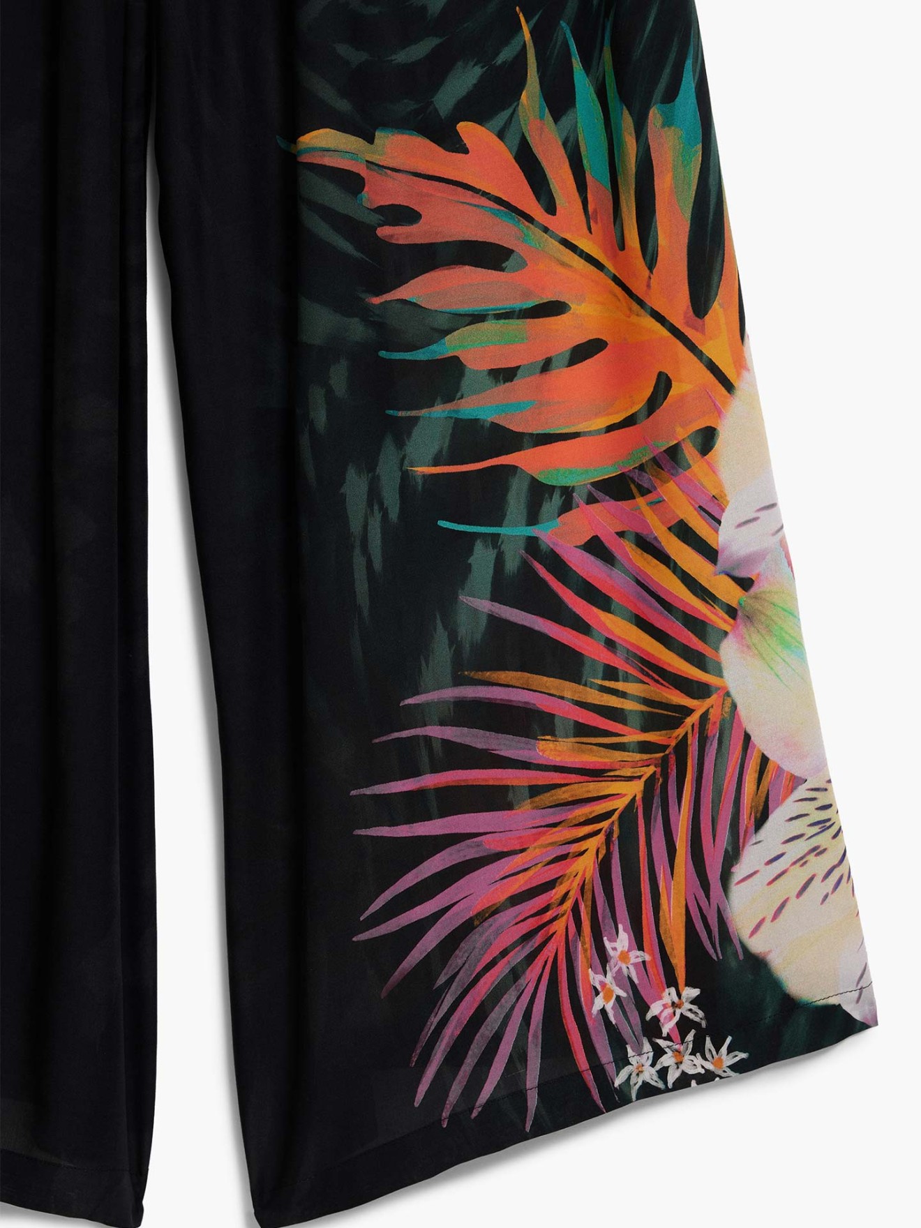 Cal�as Fluidas com Estampado Tropical