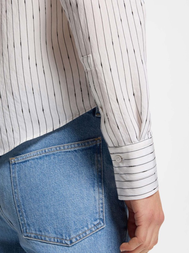 Blusa com Gola Mandarim e Padrão de Riscas