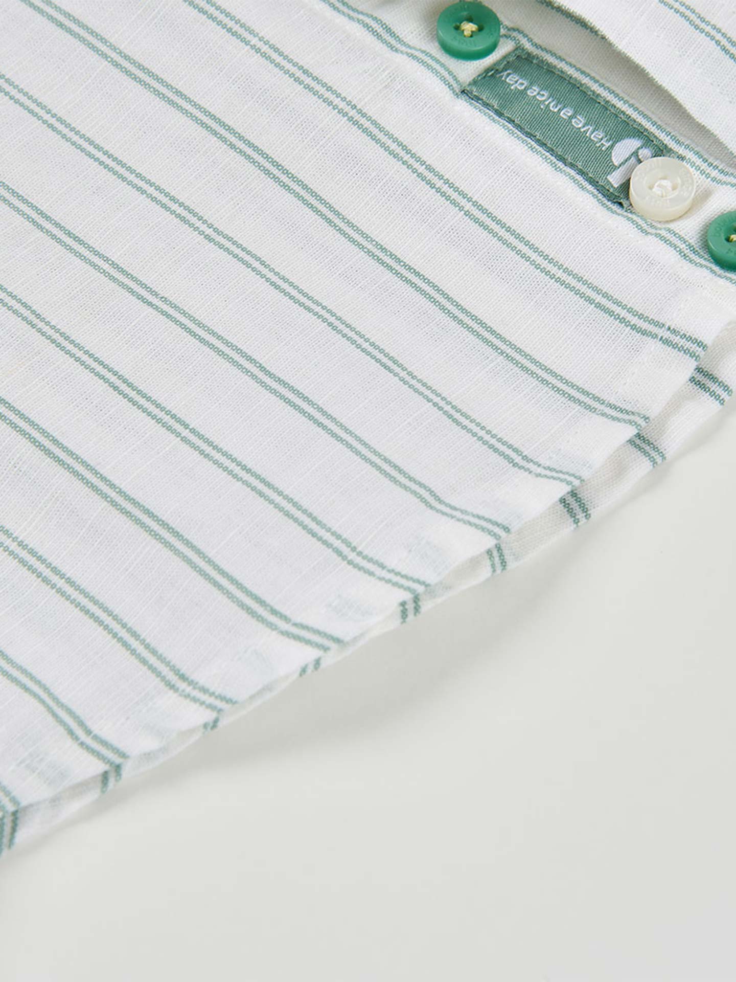 Camisa de Manga Curta às Riscas