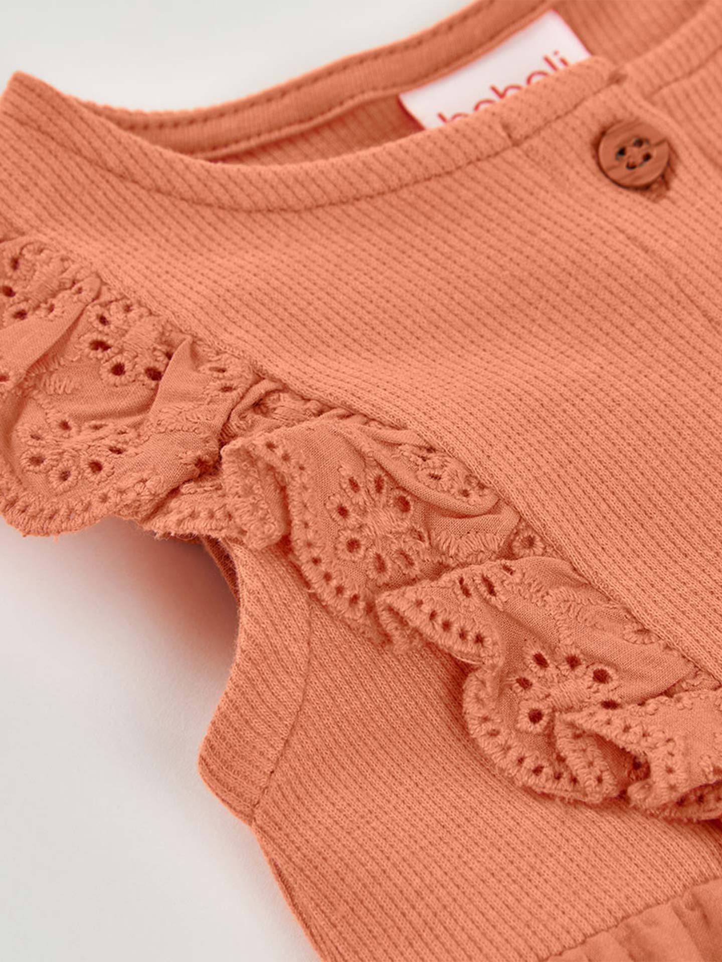 Macacão Curto com Folhos Bordados