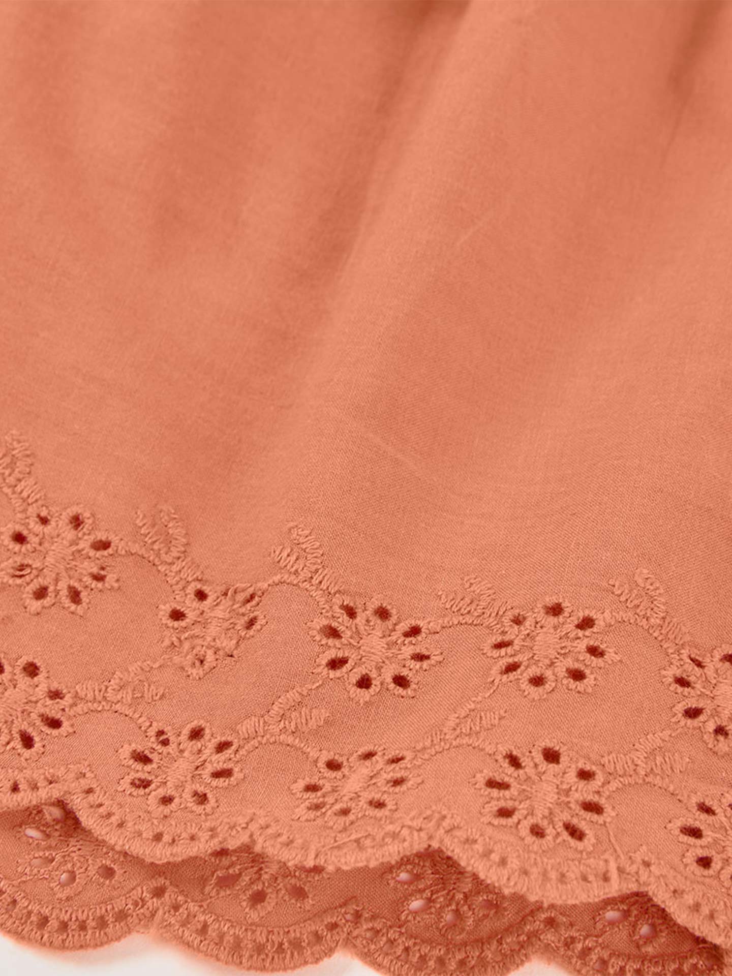 Macacão Curto com Folhos Bordados