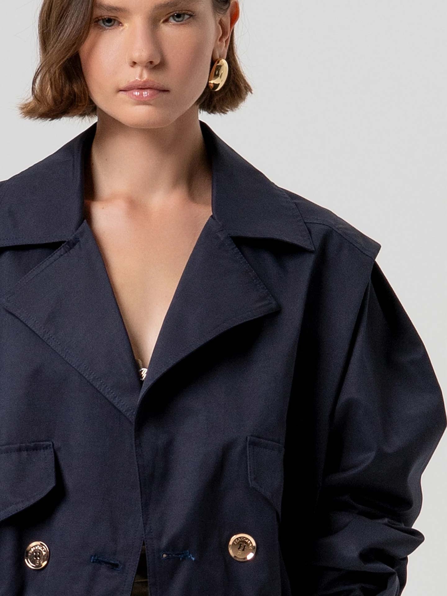 Blusão Cropped com Gola de Lapela