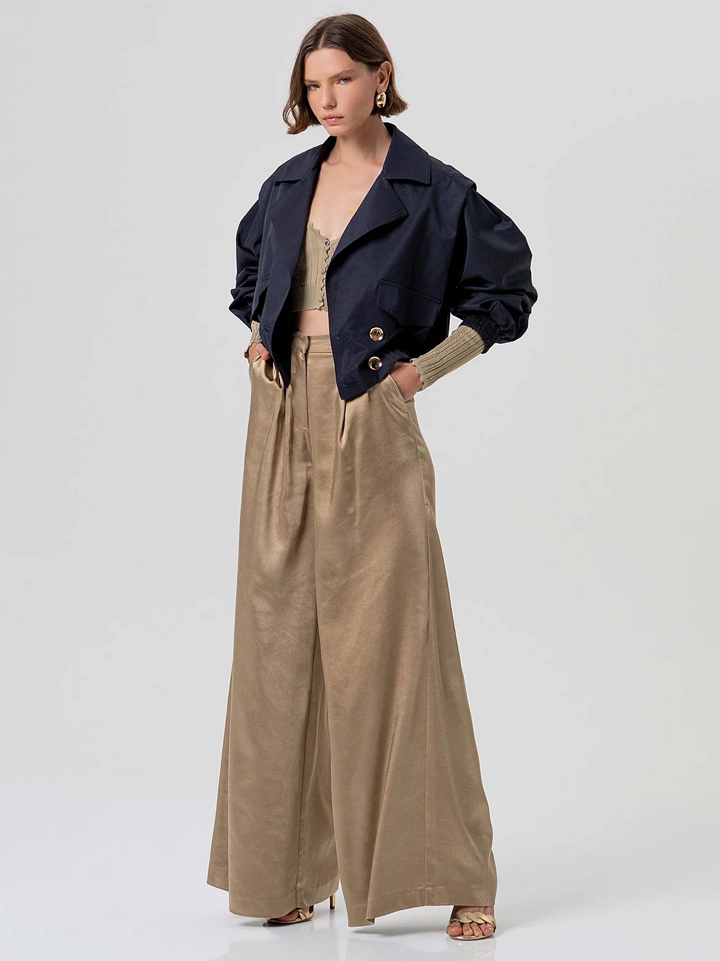 Blusão Cropped com Gola de Lapela