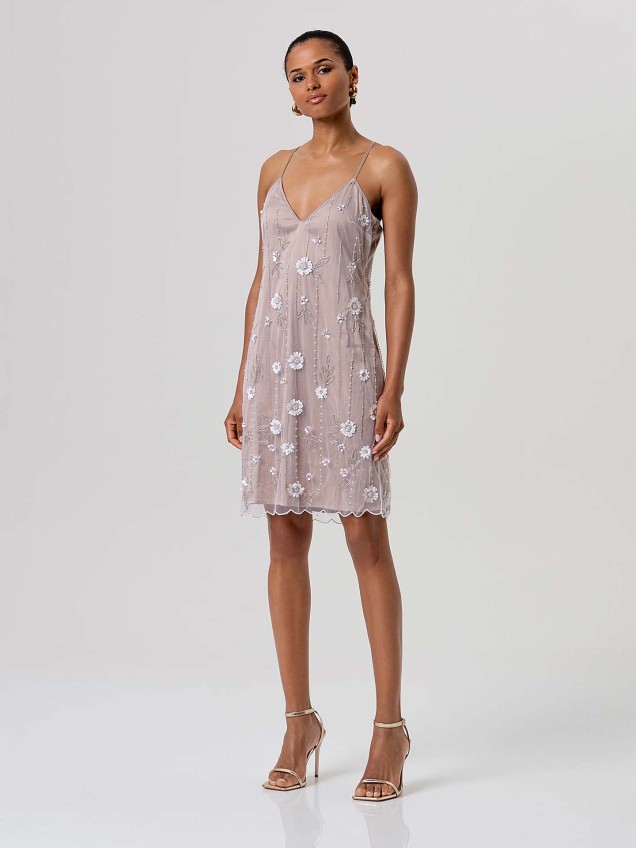 Vestido Curto com Bordado Floral e Lantejoulas