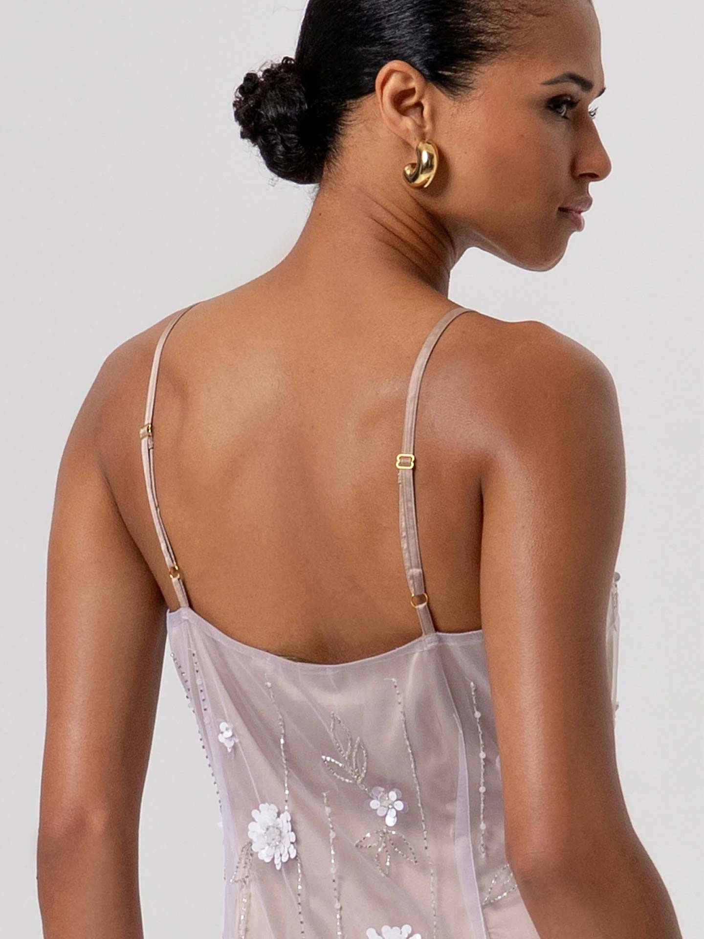 Vestido Curto com Bordado Floral e Lantejoulas