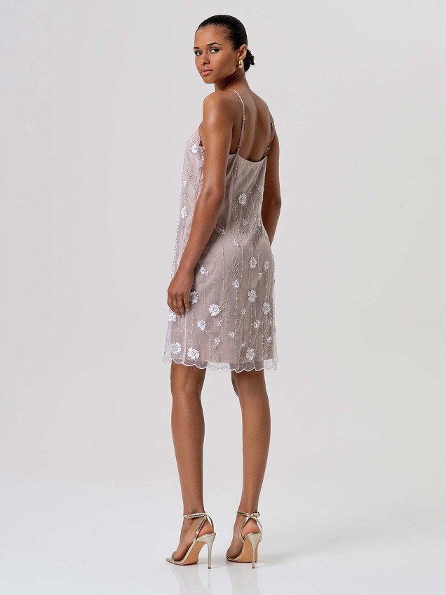 Vestido Curto com Bordado Floral e Lantejoulas