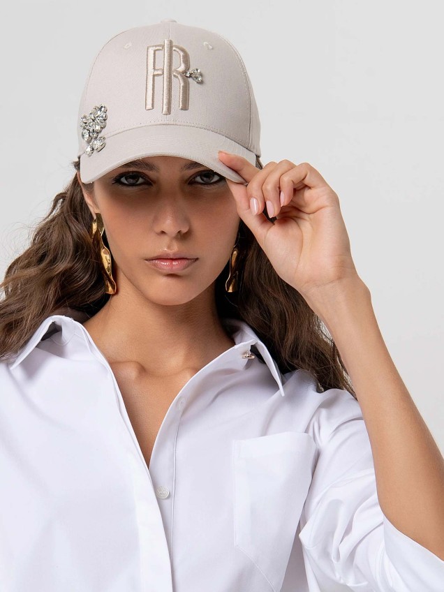 Bon� com Log�tipo Bordado e Pedras Brilhantes