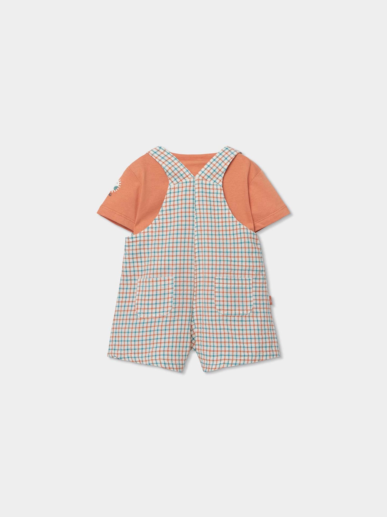 Conjunto de T-shirt e Jardineira