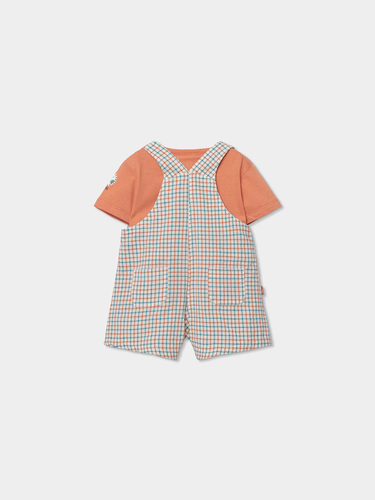 Conjunto de T-shirt e Jardineira