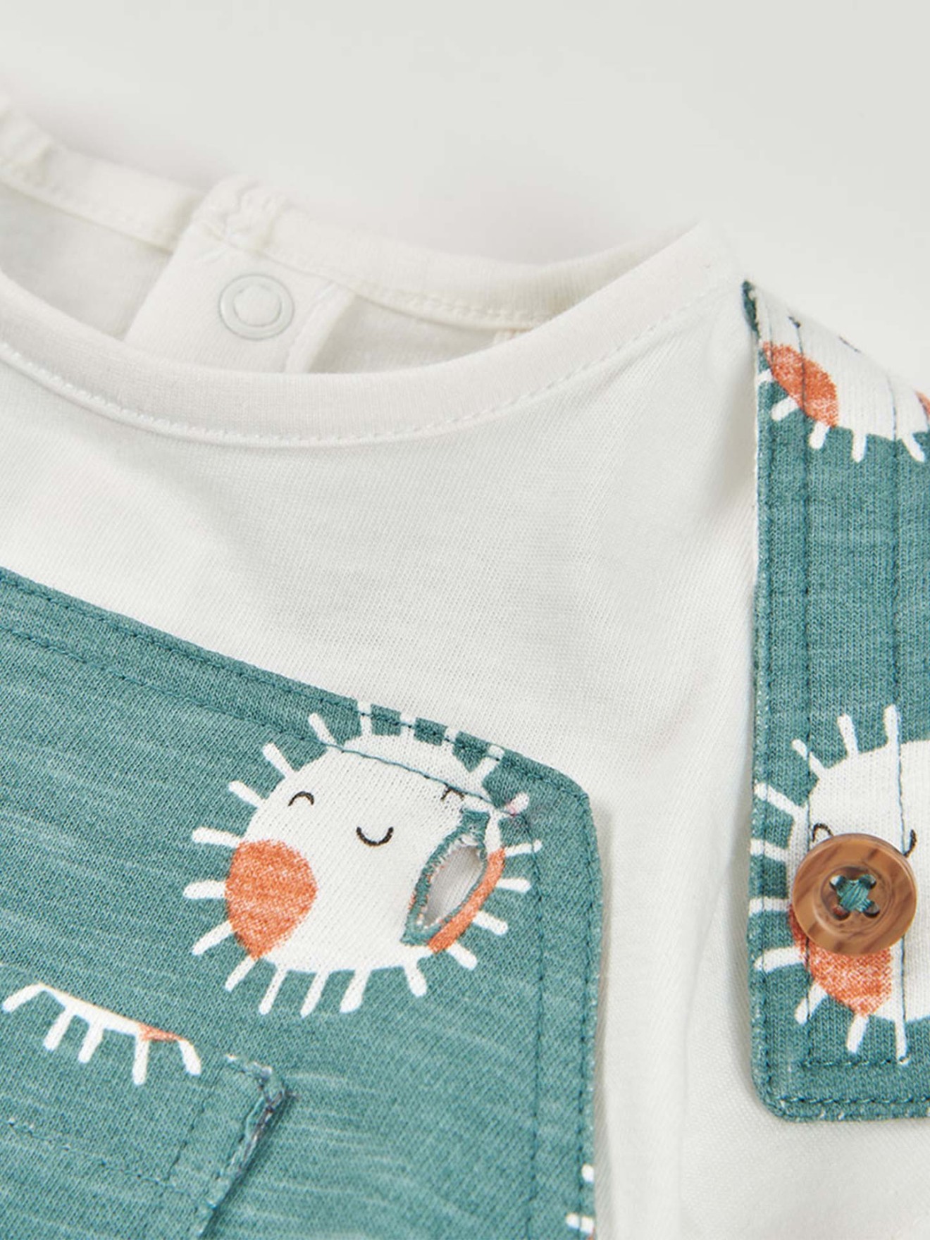 Conjunto de Jardineiras e Body