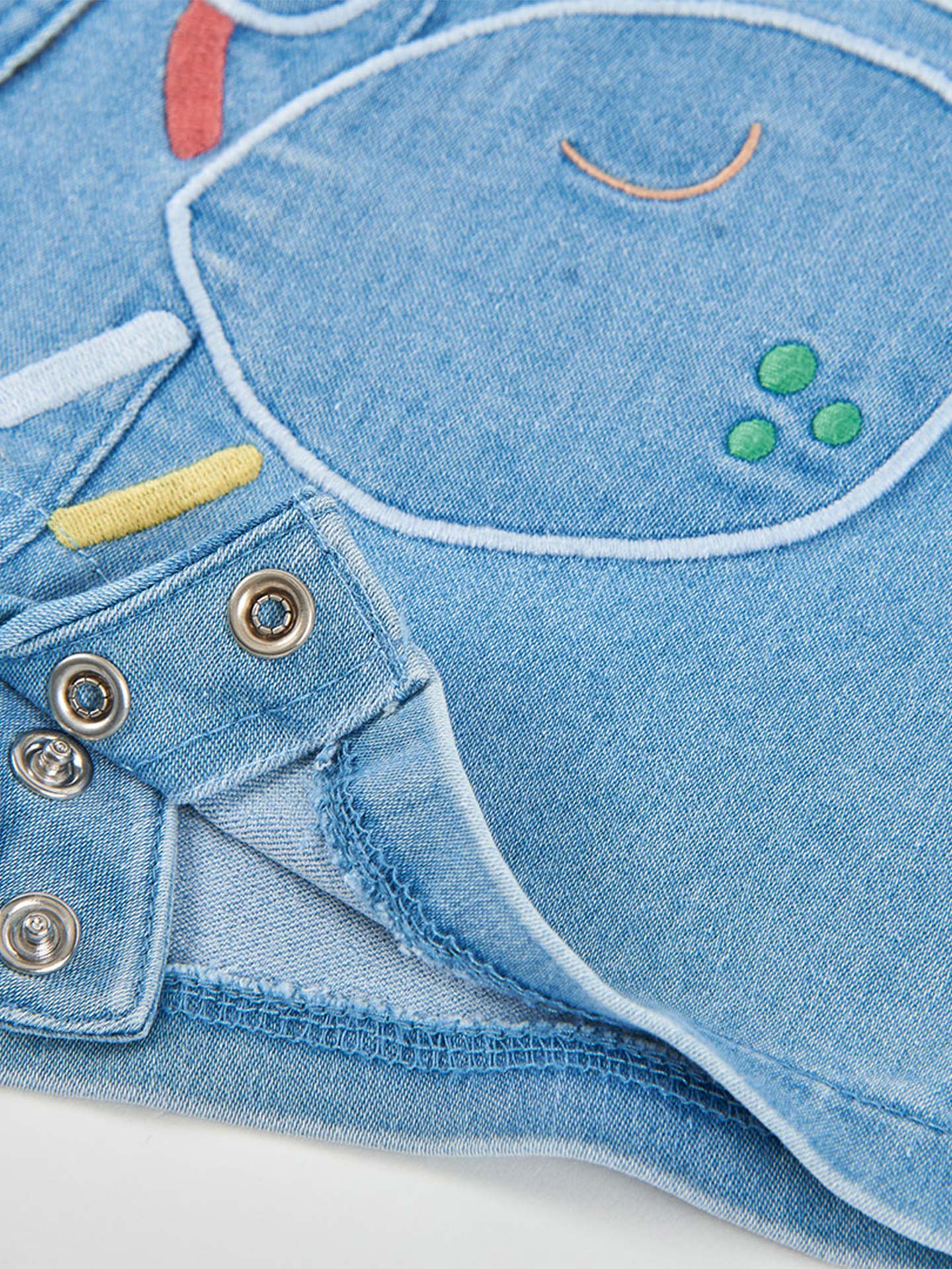 Conjunto de Jardineiras e T-shirt