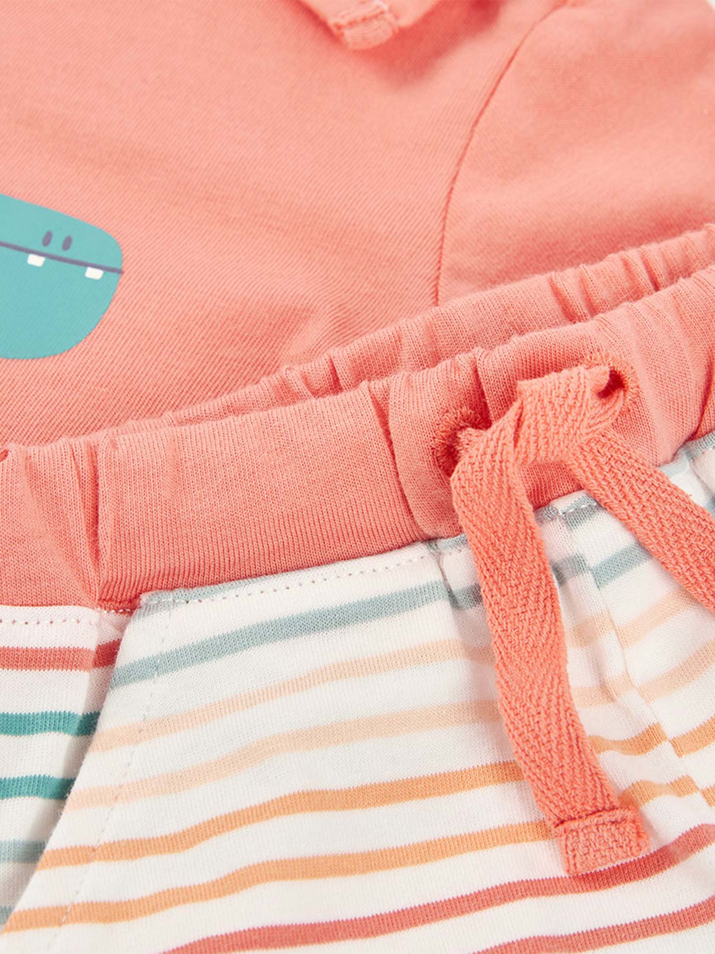 Conjunto de T-shirt e Calções