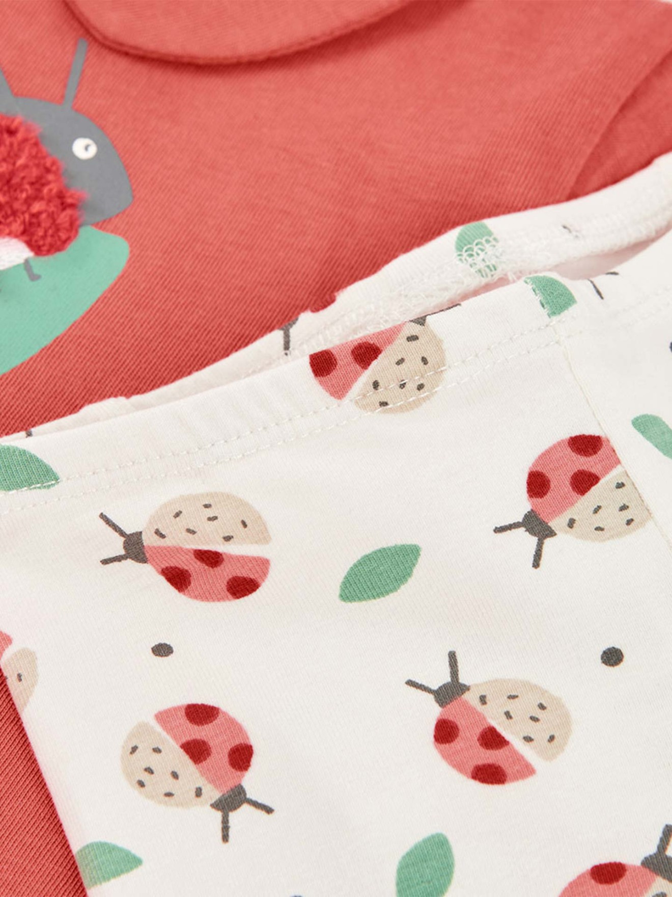 Conjunto de T-shirt e Leggings