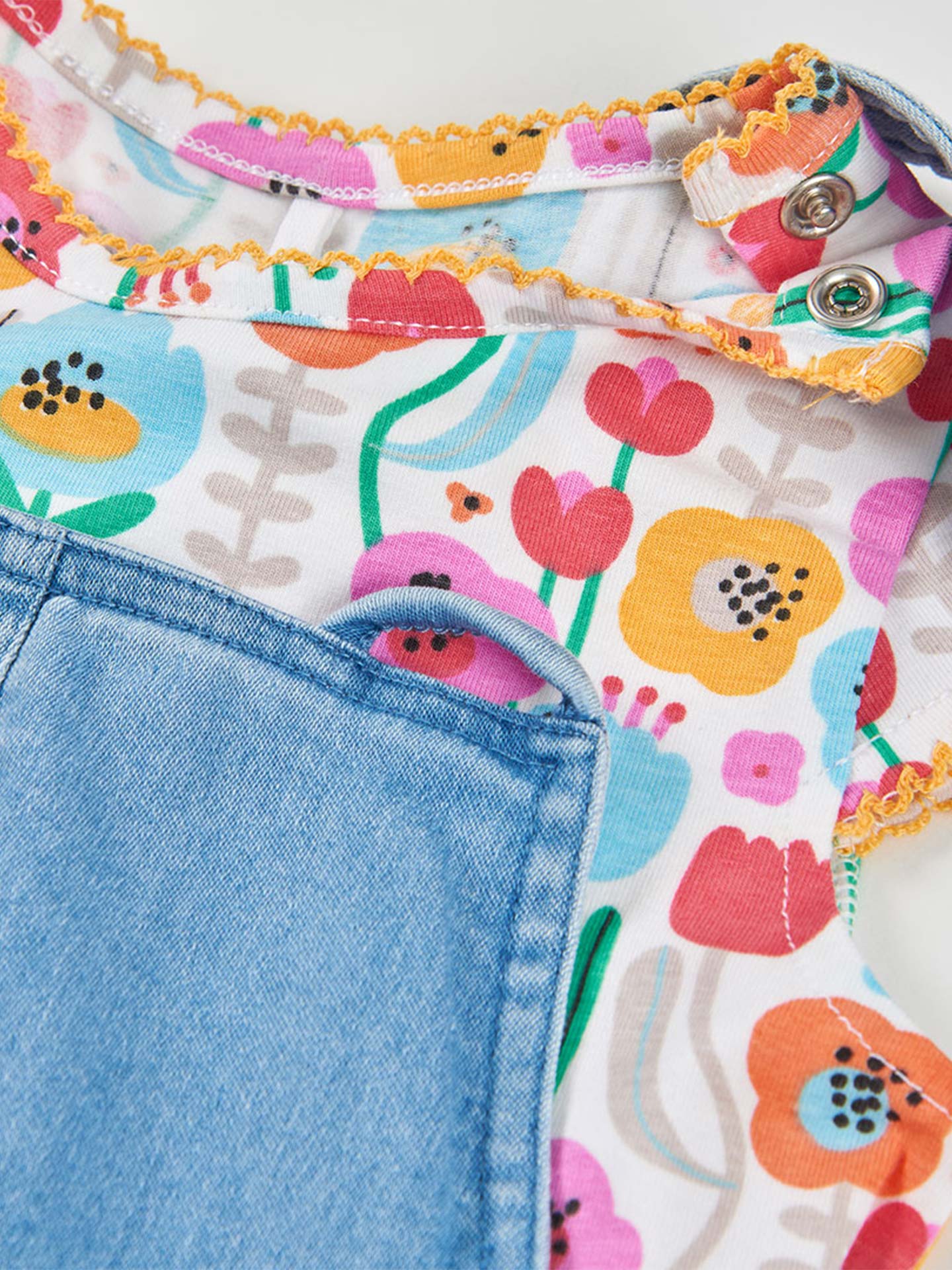 Conjunto de Jardineira de Ganga e T-shirt