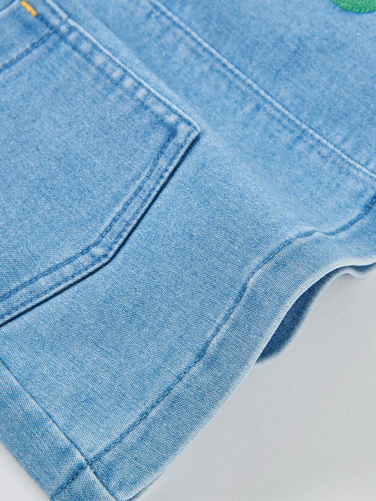 Conjunto de Jardineira de Ganga e T-shirt