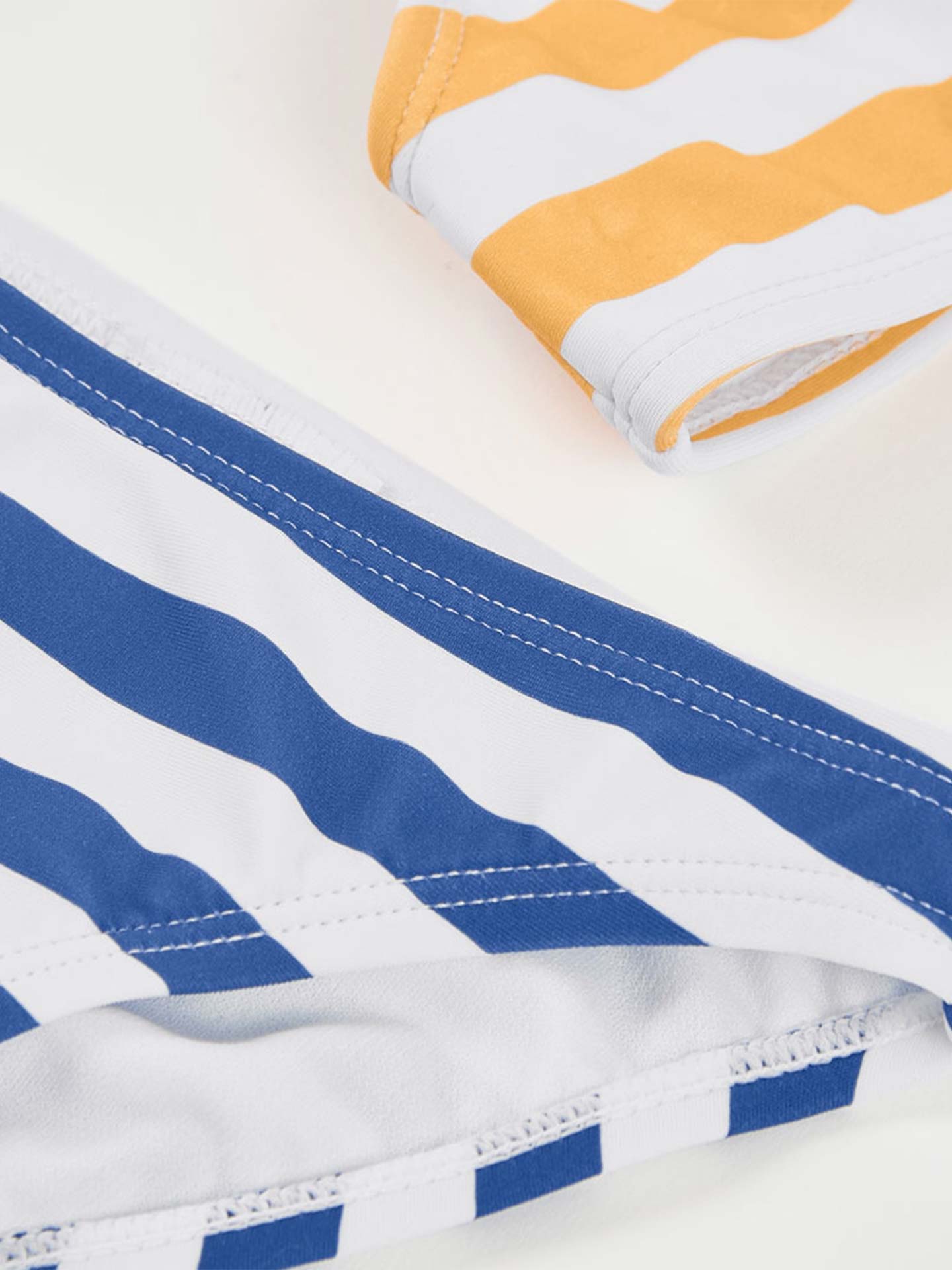 Biquíni com Padrão de Riscas