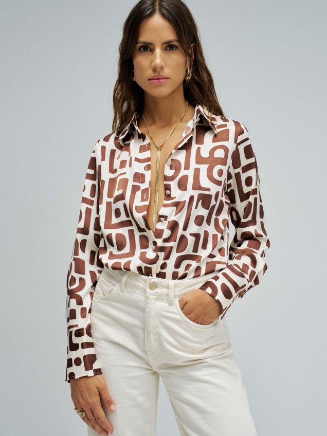 Camisa Acetinada com Padrão Geométrico