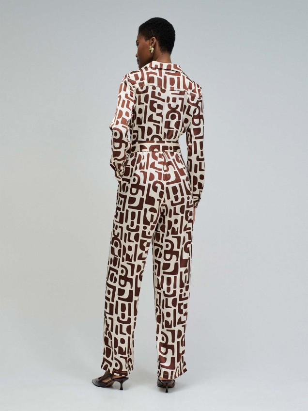 Macacão Acetinado com Padrão Geométrico