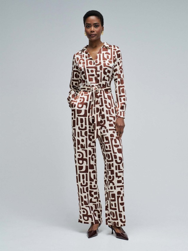 Macacão Acetinado com Padrão Geométrico