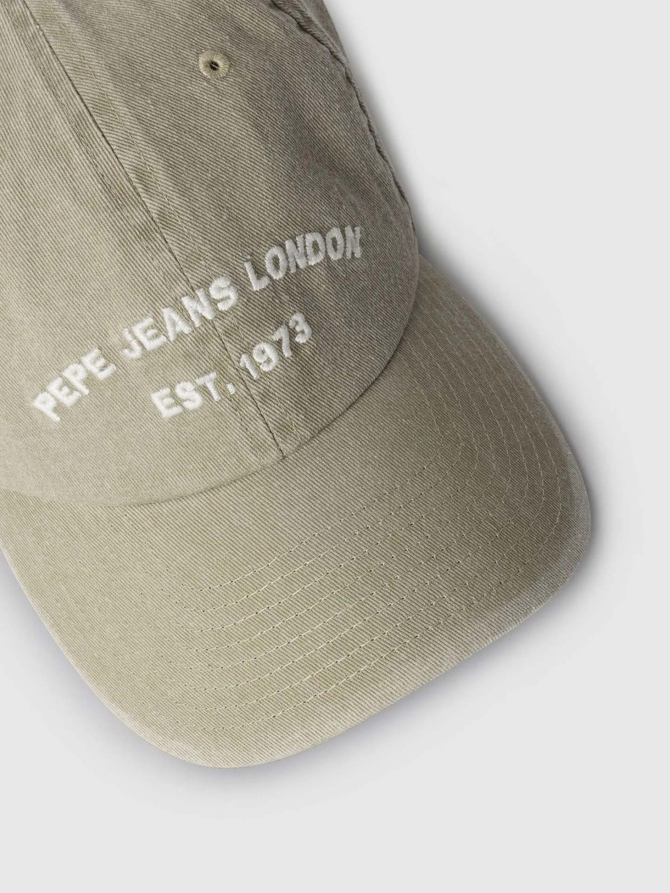 Bon� com Logo Bordado