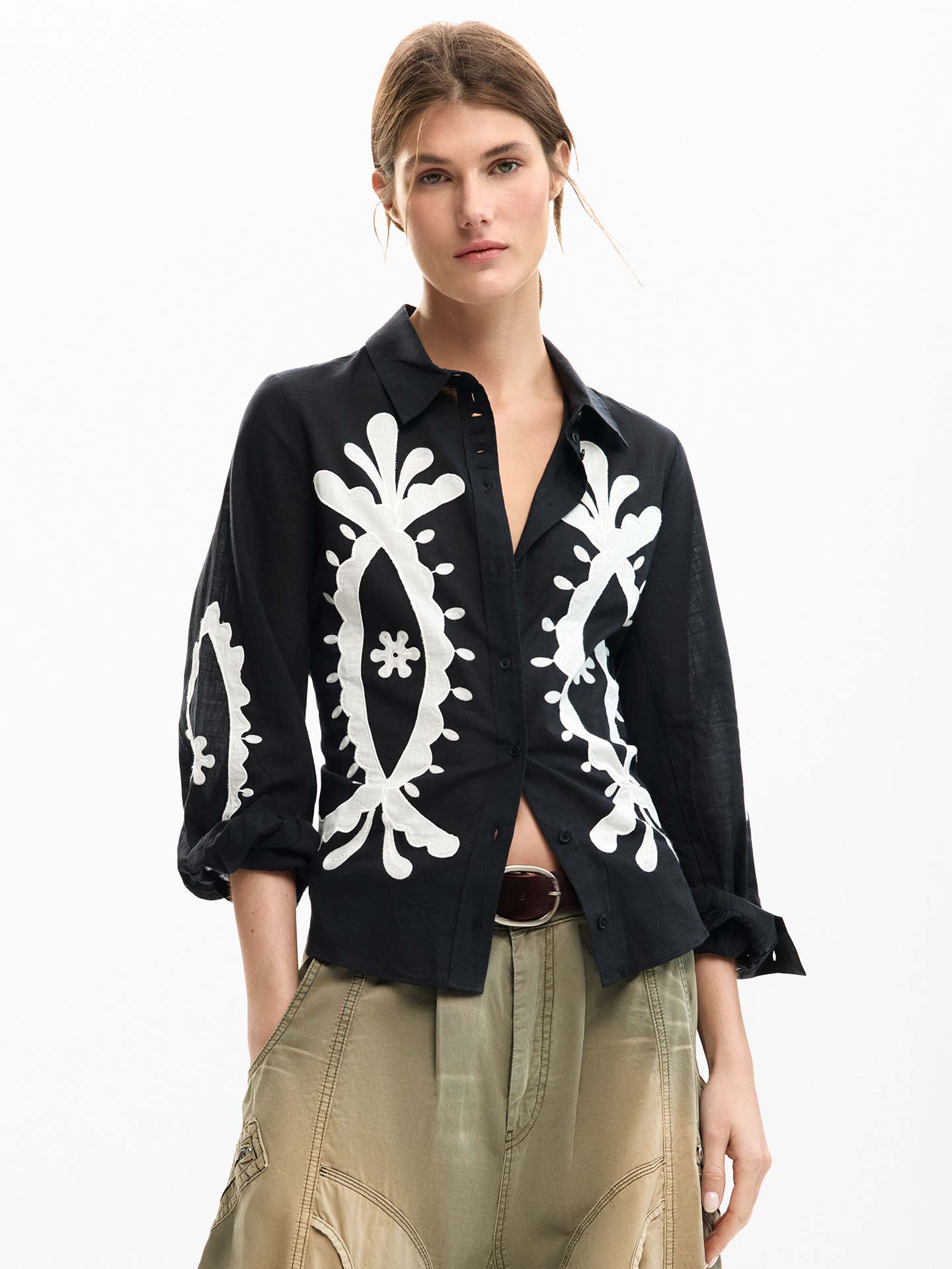 Camisa com Bordados e Manga Balão