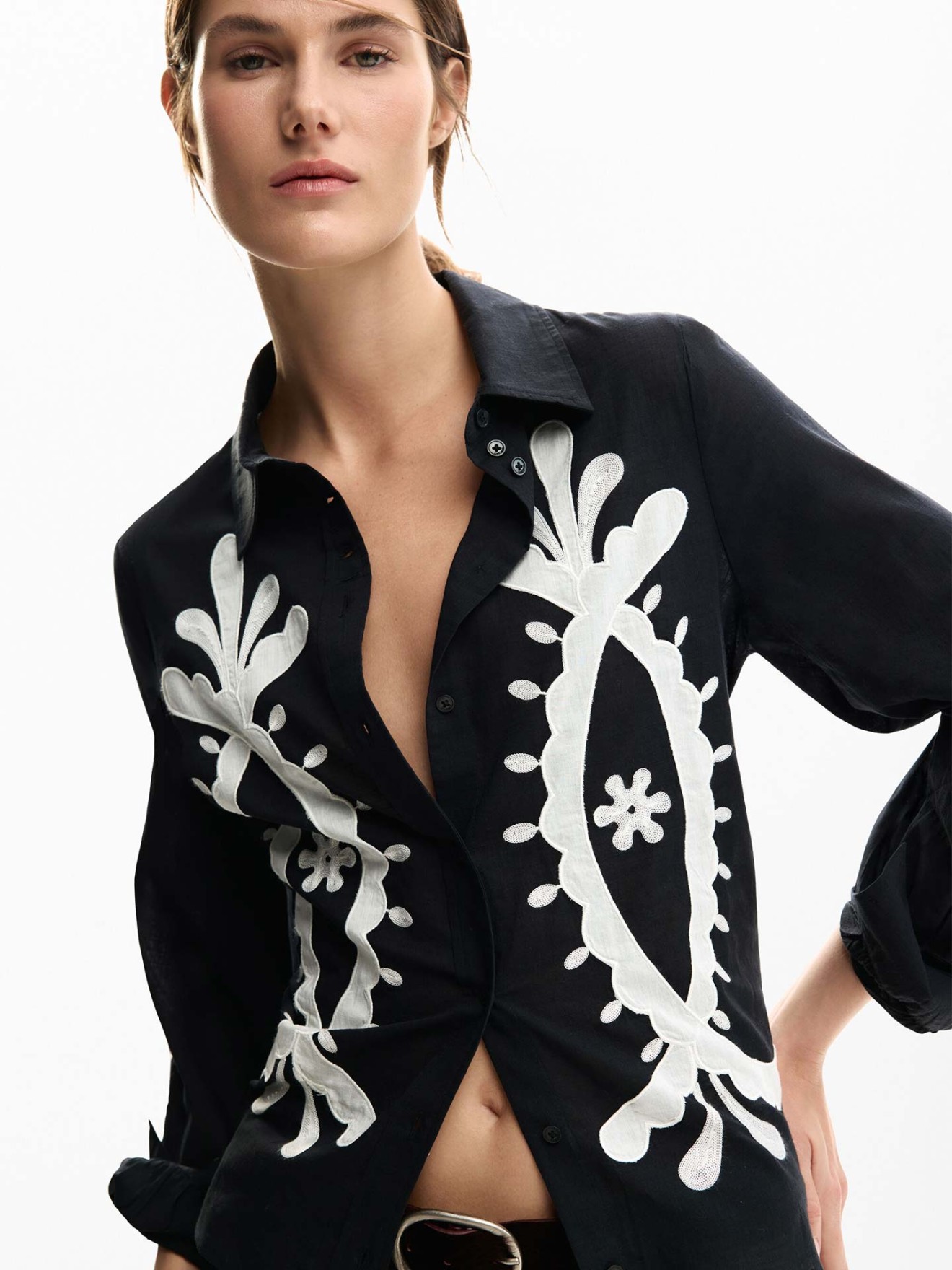 Camisa com Bordados e Manga Balão