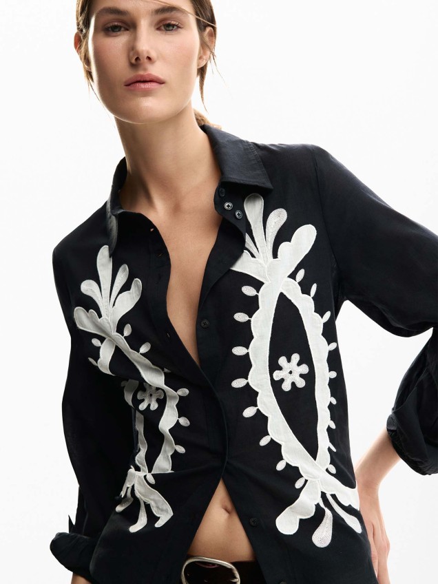 Camisa com Bordados e Manga Balão