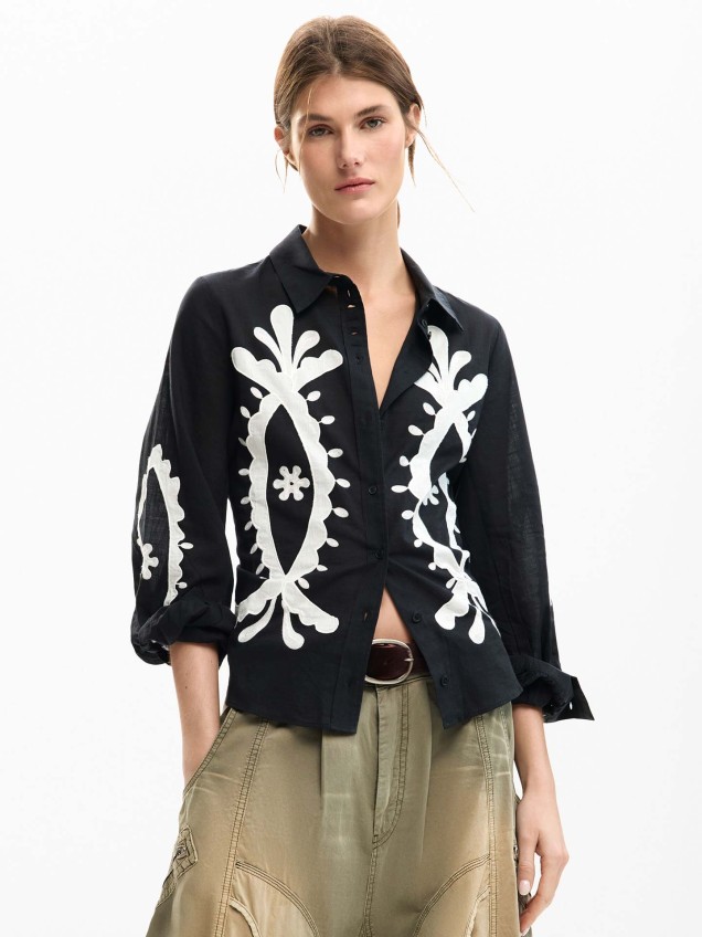 Camisa com Bordados e Manga Bal�o