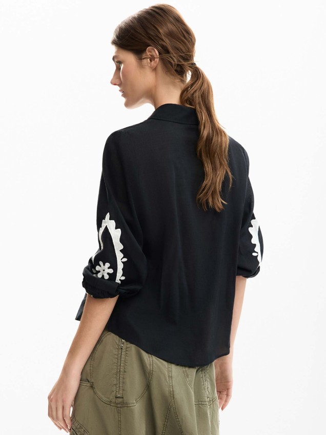 Camisa com Bordados e Manga Balão
